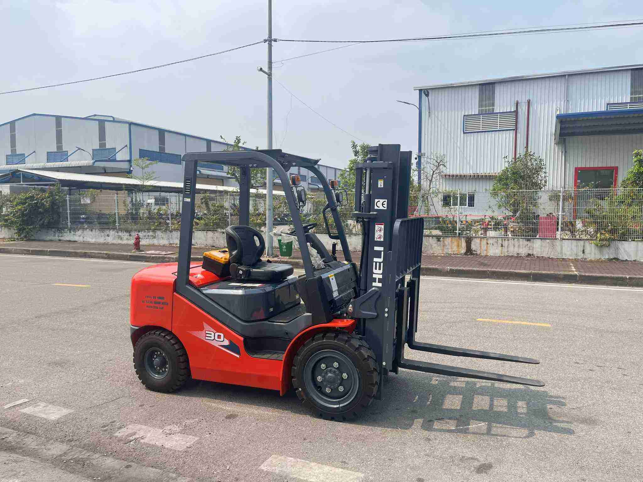 xe nâng dầu 3 tấn động cơ nhật bản isuzu